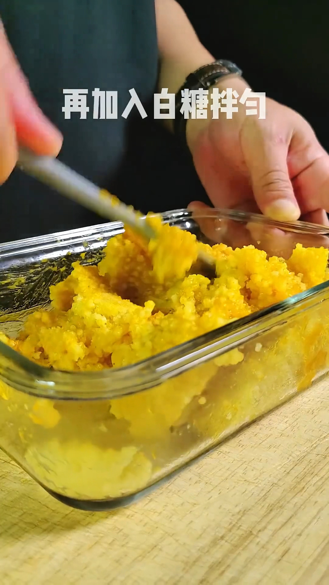 用黄小米搭配蜂蜜南瓜等食材做成的黄米凉糕,软糯香甜,老人小孩都爱吃!