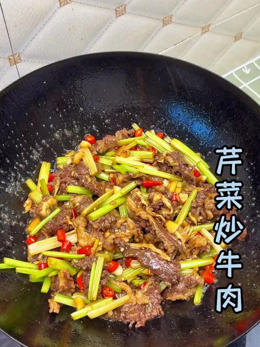 当雪花牛肉遇上芹菜，你可要多煮点米饭了