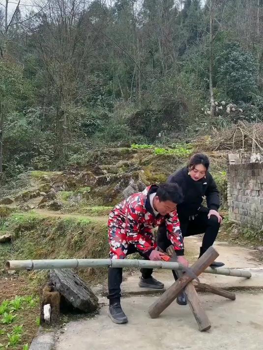 今天给菜园做了一个竹篱笆，以后再也不怕狗子进去刨土了