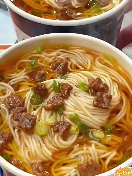 正宗兰州拉面,筋道面条配鲜醇牛肉汤,蒜苗香菜提香,一口超上头