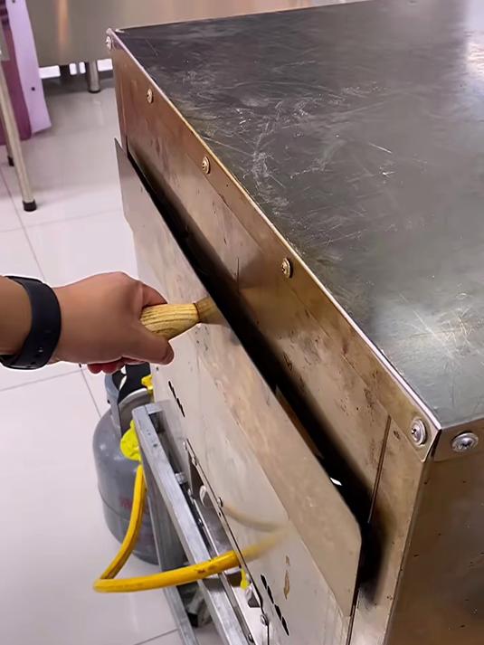 户外披萨摆摊,手工披萨,9.9一个,很好吃