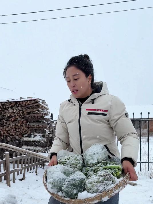 东北猫冬生活,南方媳妇被这2000多个冻饺子的大场面震撼了