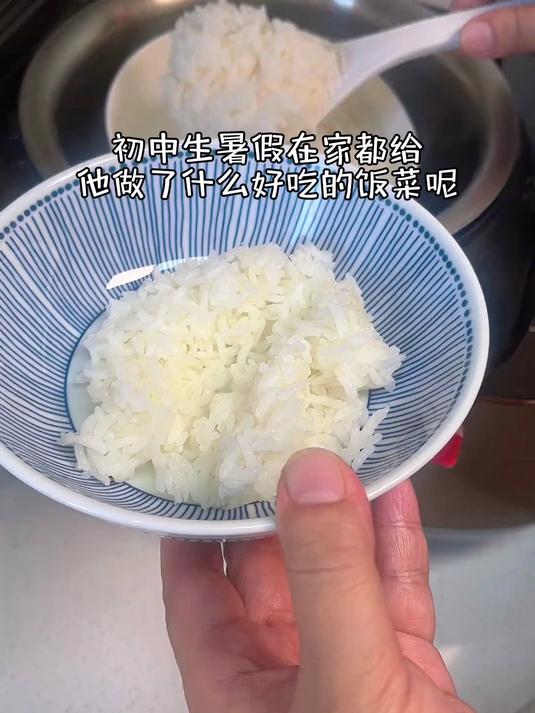 初中生暑假爱心午餐:干锅土豆片、胡萝卜炒肉丝、蛋皮鱼丸汤