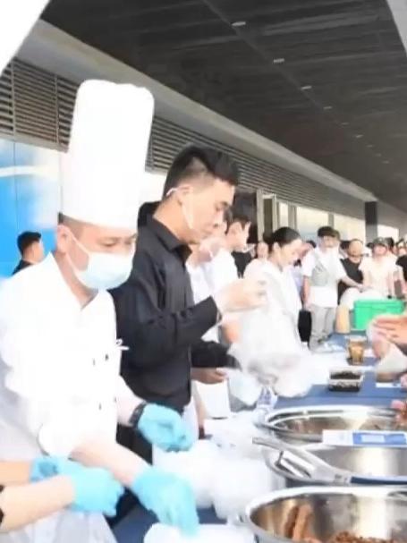 郑州多家五星级酒店推出星级大排档 特色美食引市民排长队