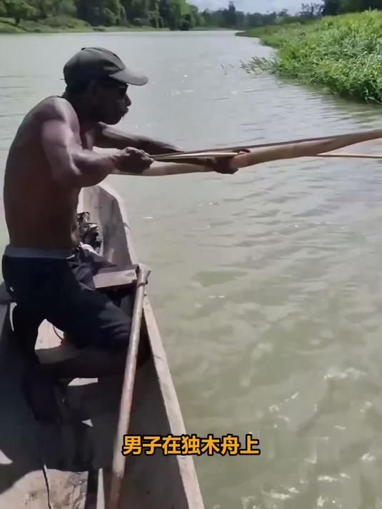 渔民弓箭射鱼百发百中，水下鱼儿无处遁形，捕鱼技术堪称一绝！