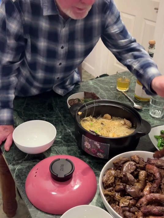 朋友送了我一堆鸭脖鸭杂,拿来卤了一大锅,这也是我第一次做卤菜