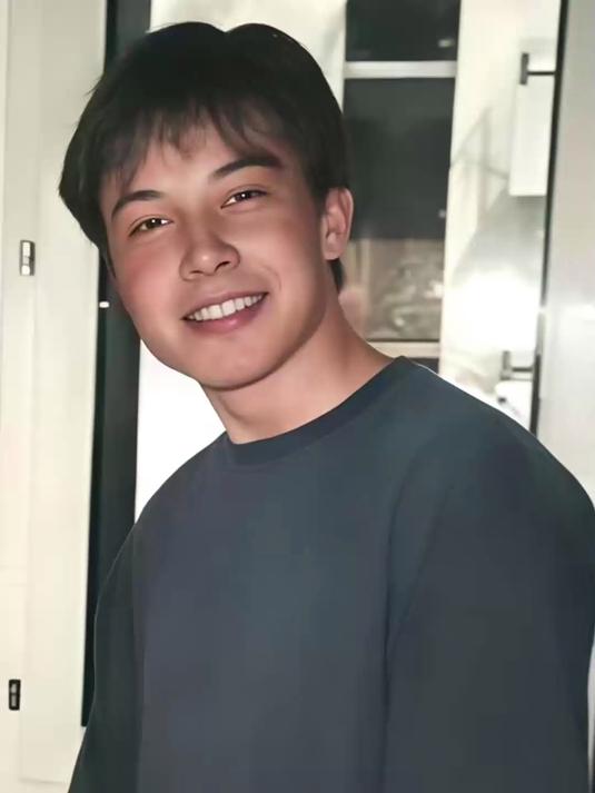 19岁的他在厨房炒菜,被妈妈抓拍的一张照片