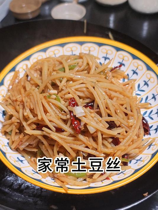 土豆丝不需要焯水,炒前多淘洗两次,炒出来一样脆嫩爽口