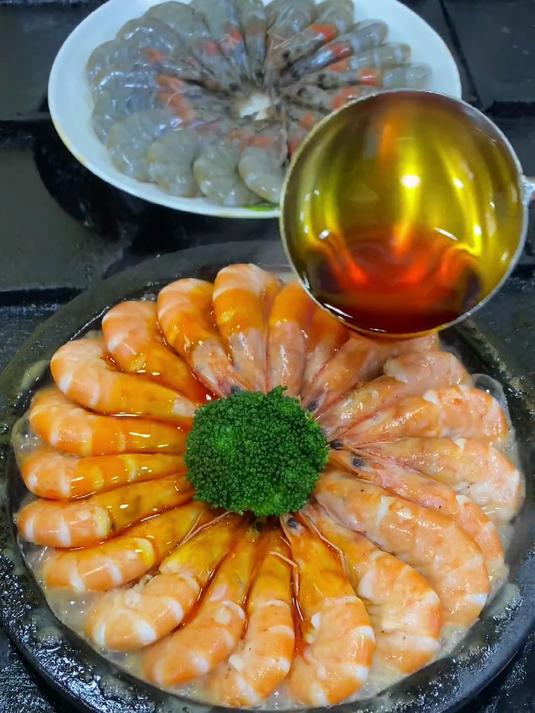 石锅菜,大虾经过石锅的高温烹制,加上秘制的小料汁,鲜味十足