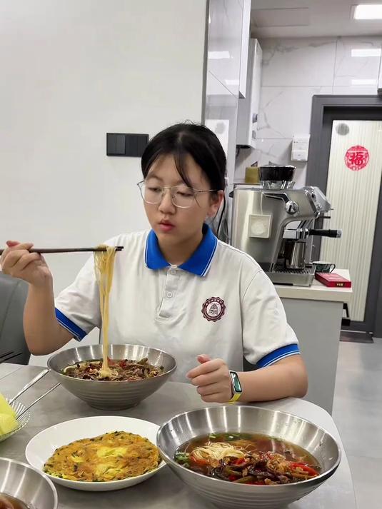 酸辣椒木耳丝肉丝面父女俩都喜欢吃,吃一碗去上学一天能量满满