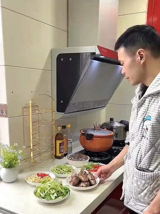 厨房置物架放在角落里也不占地方，还方便收纳备菜，实用