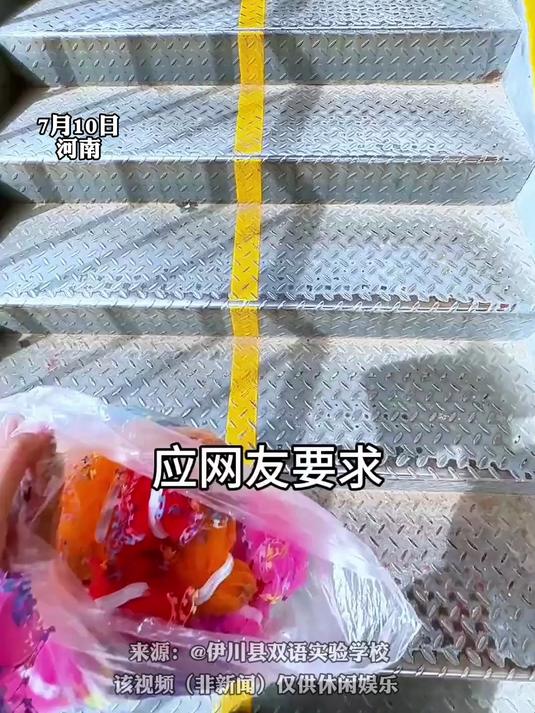 老师突击检查仪容仪表,男生头发长的都给扎成小辫子