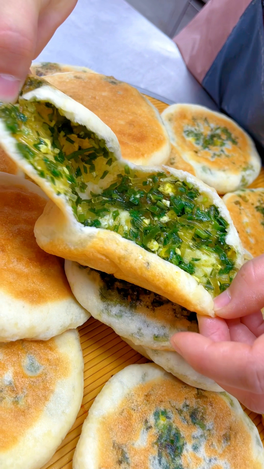 韭菜馅饼做法,一斤韭菜,3个鸡蛋,150克粉丝,10克盐,5克鸡精,10克十三香搅拌均匀