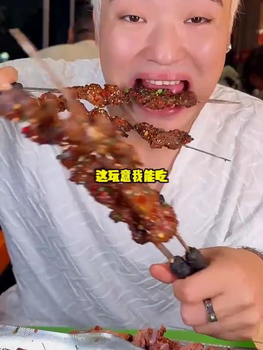 盘东北沈阳特色烧烤小串,炫大鱿鱼肥肠炒面引回忆上