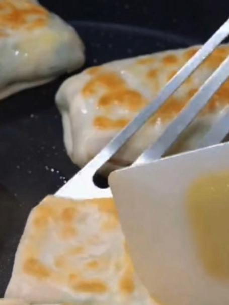 今天给大家分享一个韭菜盒子做法