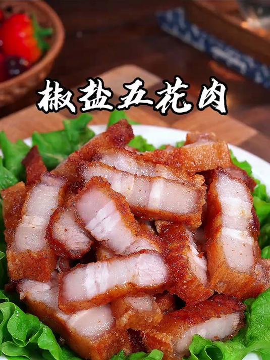 把五花肉放到啤酒里泡一泡,这样做的五花肉焦香酥脆,非常下饭