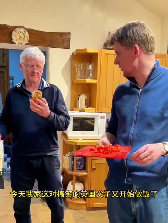 搞笑英国父子做英国国菜印度咖喱,现在一看到父子俩做饭就想笑