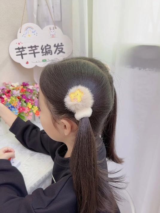 秋冬给女儿扎头发,就用这种毛茸茸头绳,卡通图案扎上去就很可爱