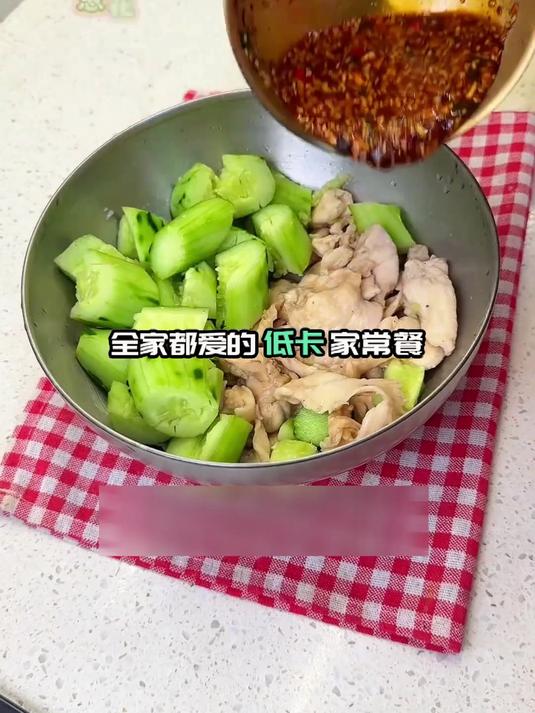 黄瓜凉拌鸡胸肉，高蛋白低卡的减脂餐