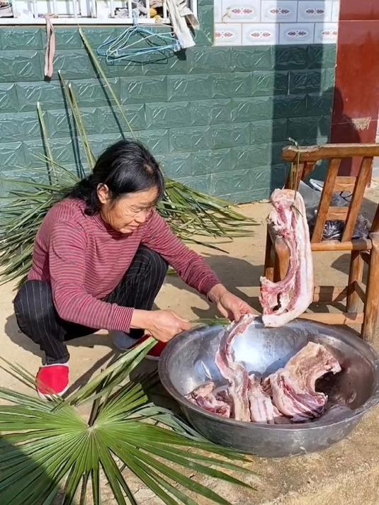 喜欢做腊肉的一定要用这个“双头挂钩”,一勾一挂,比绳子方便多了