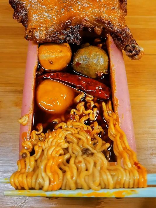 5斤香肠里吃火锅 香肠 火锅 炸鸡腿