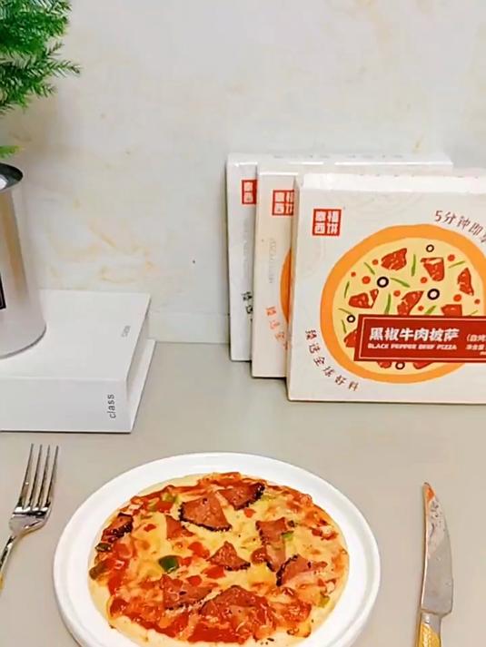 奥尔良烤鸡披萨满满一层鸡肉和芝士,每个味道都好吃