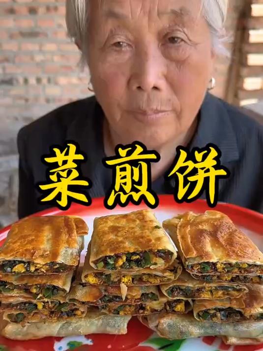 只需要一个电饼铛在家就能做外酥里嫩的菜煎饼，饼皮又薄又脆