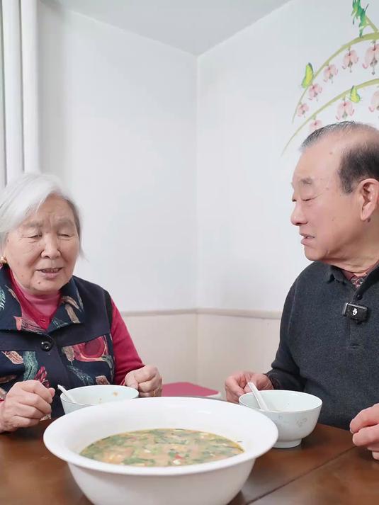 今天做个河南家庭版「疙瘩汤」，咸香利口！