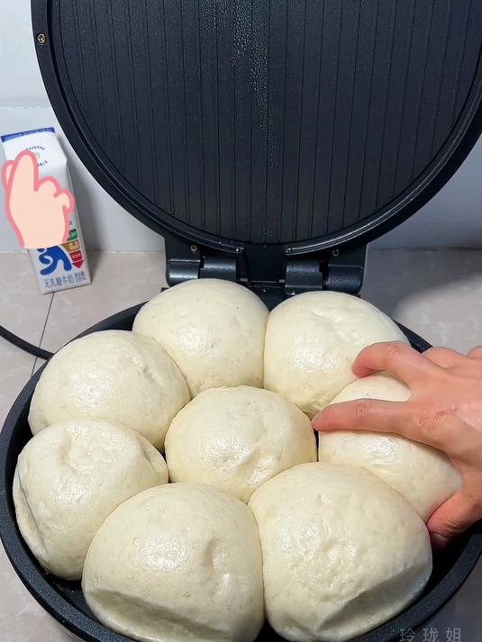 多功能电饼铛,蒸馒头又香又软,底部有金黄锅巴,好吃又美味!