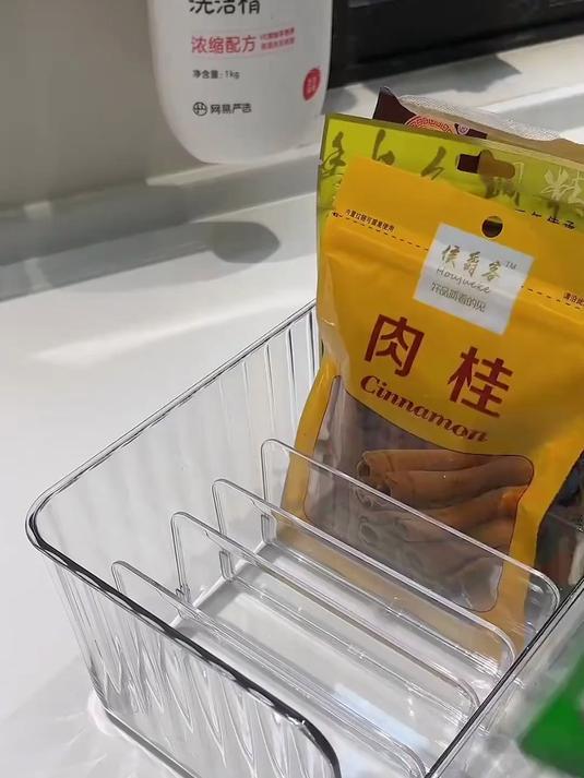 袋装的各种调味料、小菜、榨菜、酵母等等,终于有地方收纳了