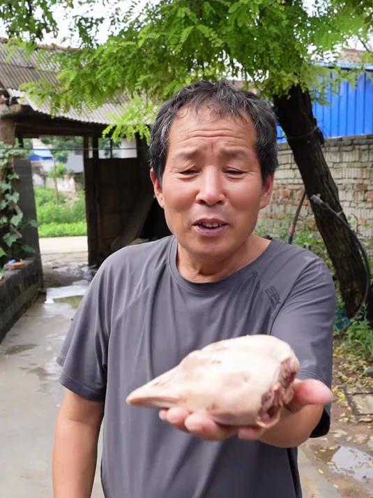 鸭头经常吃,鹅头却不常见,俺爸今天为了吃鹅头东头咋说也不去了