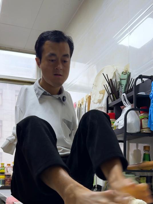 “用脚做的馒头敢吃吗”，创新瘦肉炒菇新吃法，四菜一汤用心待客