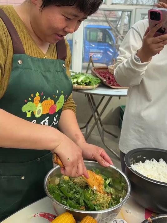 溜肉段 酱焖三道鳞 家常蒸肘子 卧鹅蛋 大饭包 东北孩子回家就得意老妈做的家常饭菜#农村美