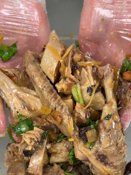 给大家分享一道我们广西的一道特色江湖菜,白切柠檬鸭