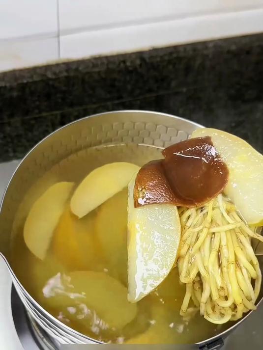 无数家庭都在用!雪梨鱼腥草汤,万能方超实用