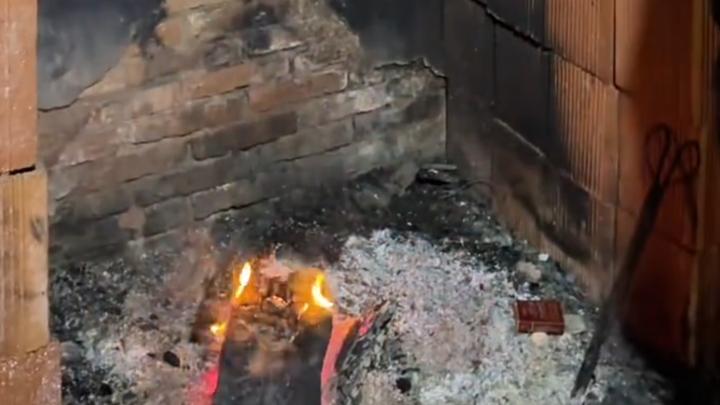 家中熏过年腊肉,101岁老人心疼60岁儿子熬夜帮看火,熏肉变烤肉