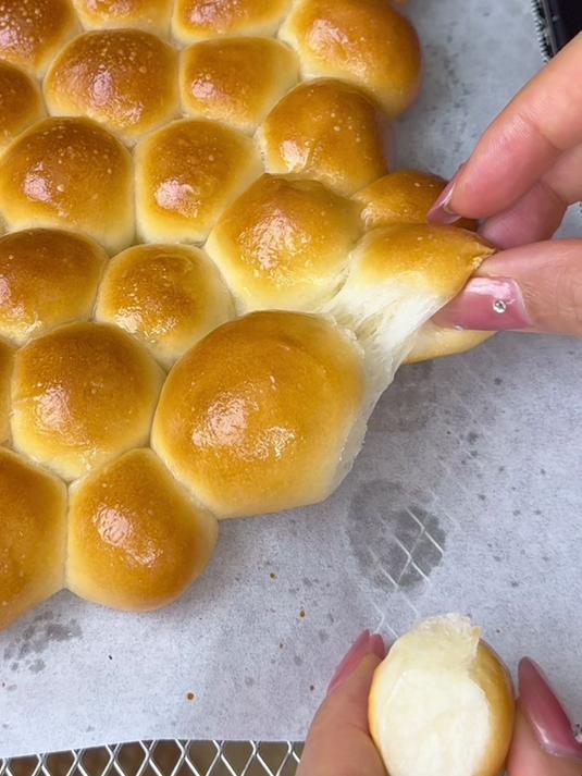 过年一定要学会这个蜂蜜小面包的做法,层层拉丝柔软香甜,太好吃