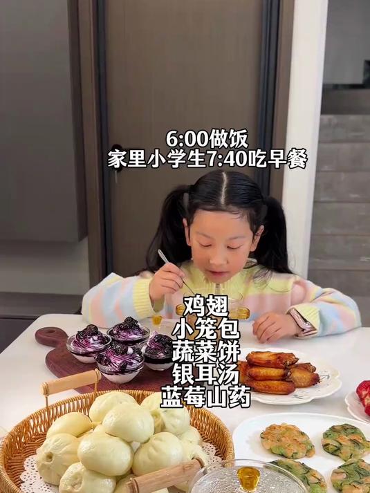 #热爆趣创赛# 二胎妈妈早上6 -00起床做早饭 今天早上用蒸烤箱做了一桌丰富的早餐