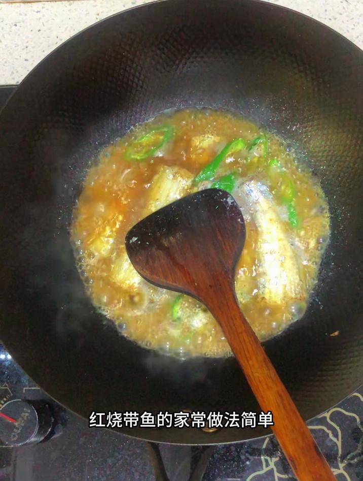 红烧带鱼的家常做法简单,带鱼像我这样烧青椒,香辣下饭