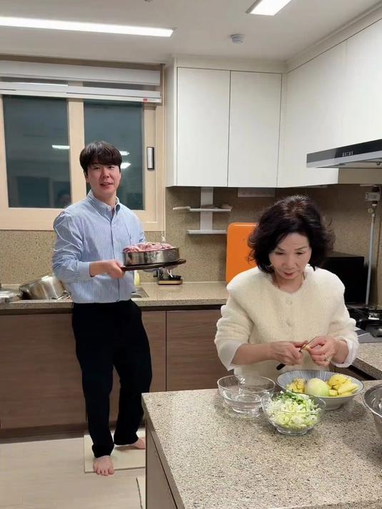 婆婆和欧巴今天做LA牛排～韩国烤肉的腌制方法。#热点引警计划#