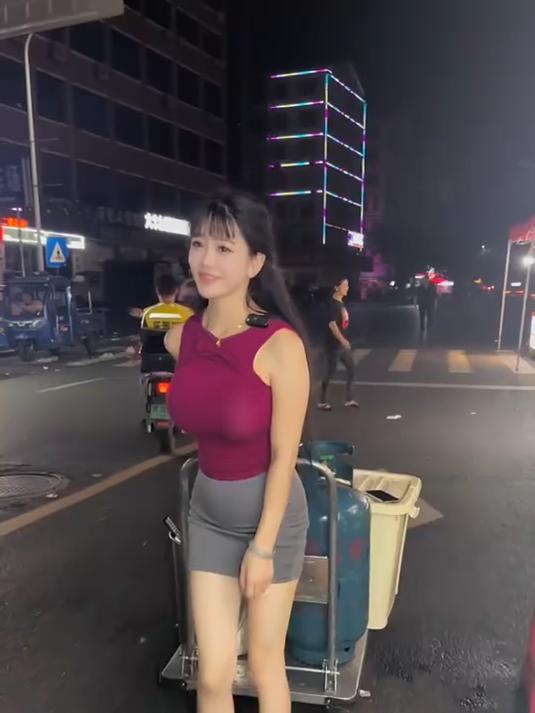 有人说我是拿别人摊位摆拍，那还要刻意做个摊位然后一天出摊16个小时吗
