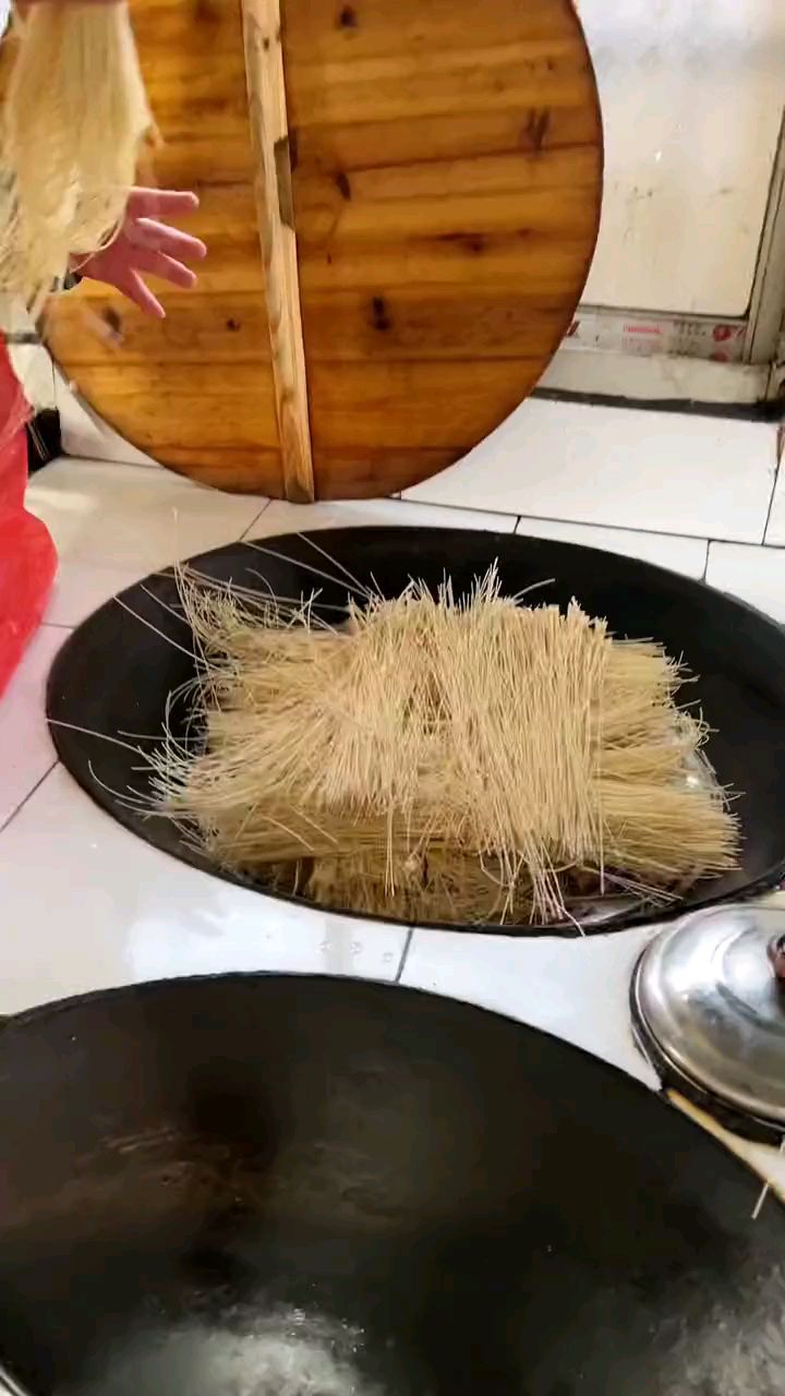 这样的蒸面在我们农村过年的时候,做喜事的时候都会蒸来,又香又好吃,关键做法还简单