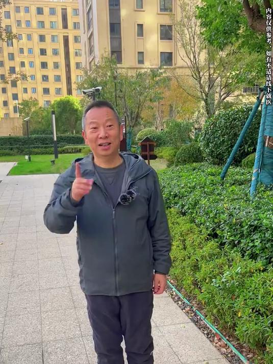 老人腿脚不好运动不方便?试试这个动作!