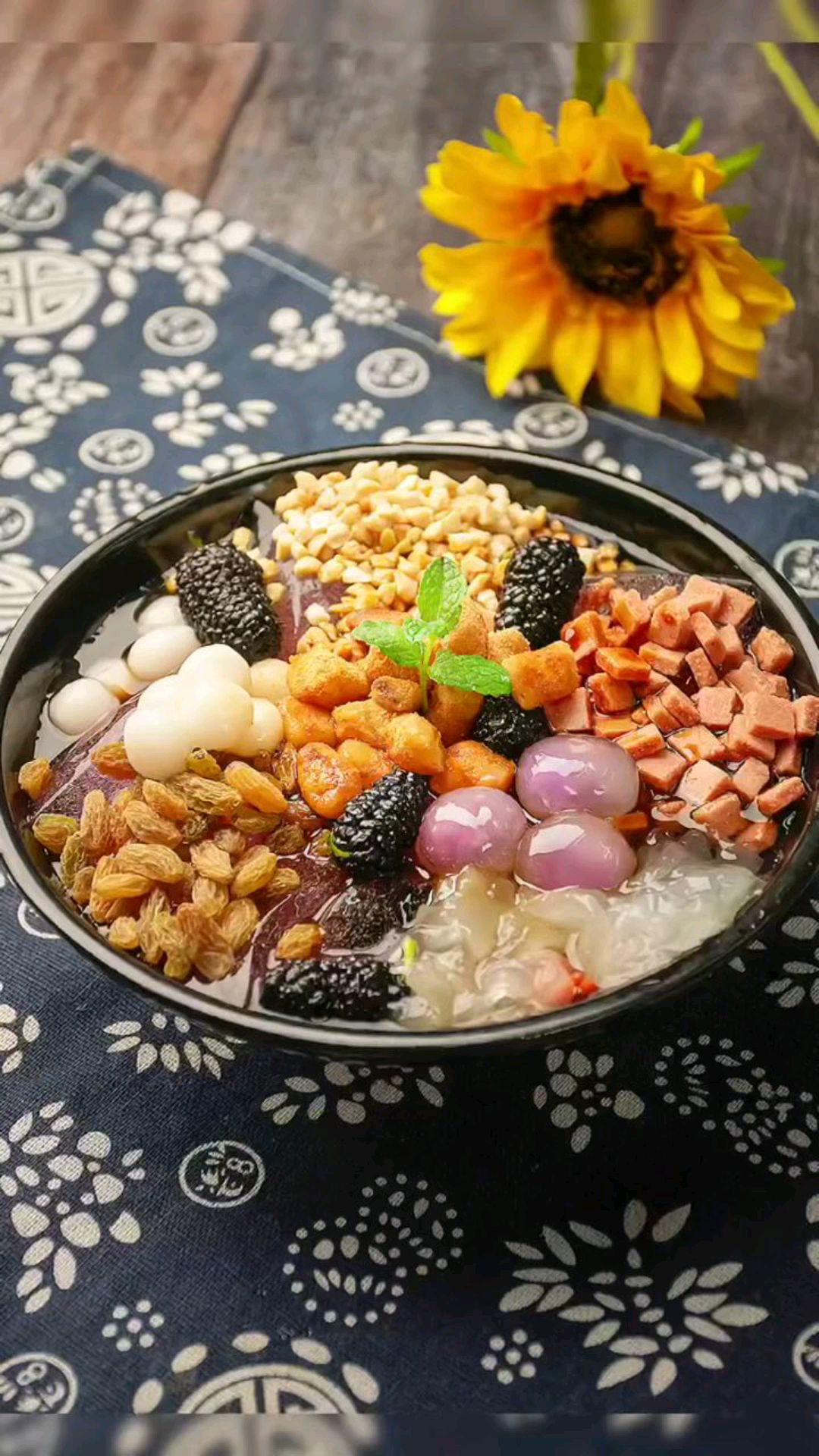 高颜值美食-红糖糍粑桑葚冰粉搭配教程
