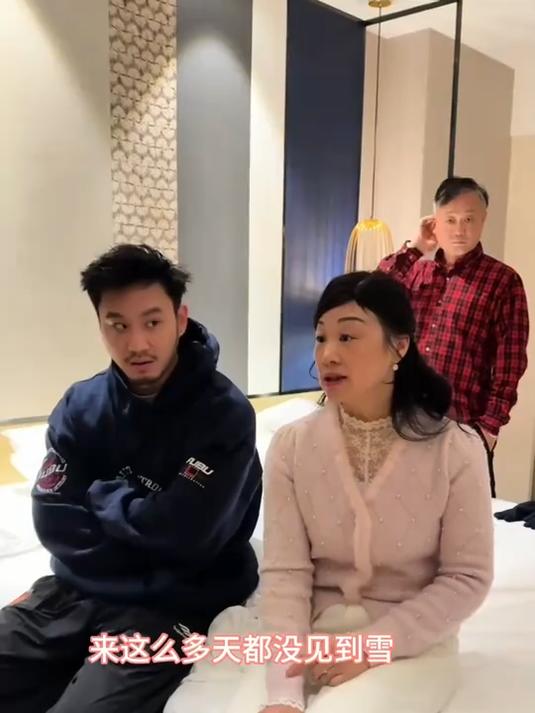 我妈怎么还不换头像啊!谁帮我催催她