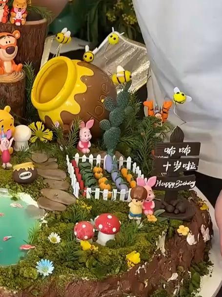 迪士尼爱好者女孩十八岁生日，父母为其准备了巨大维尼熊蛋糕