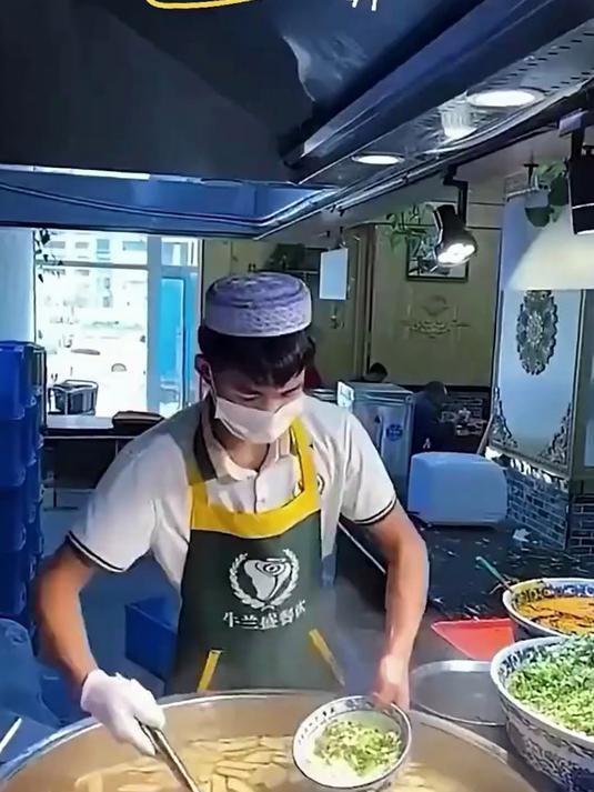 嗦面星人狂喜！桶装兰州拉面，筋道面条 + 浓郁骨汤一口沦陷