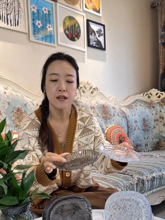 这款盘子平时吃饭时可收纳鱼刺骨头,还可以用来当水果盘和零食盘