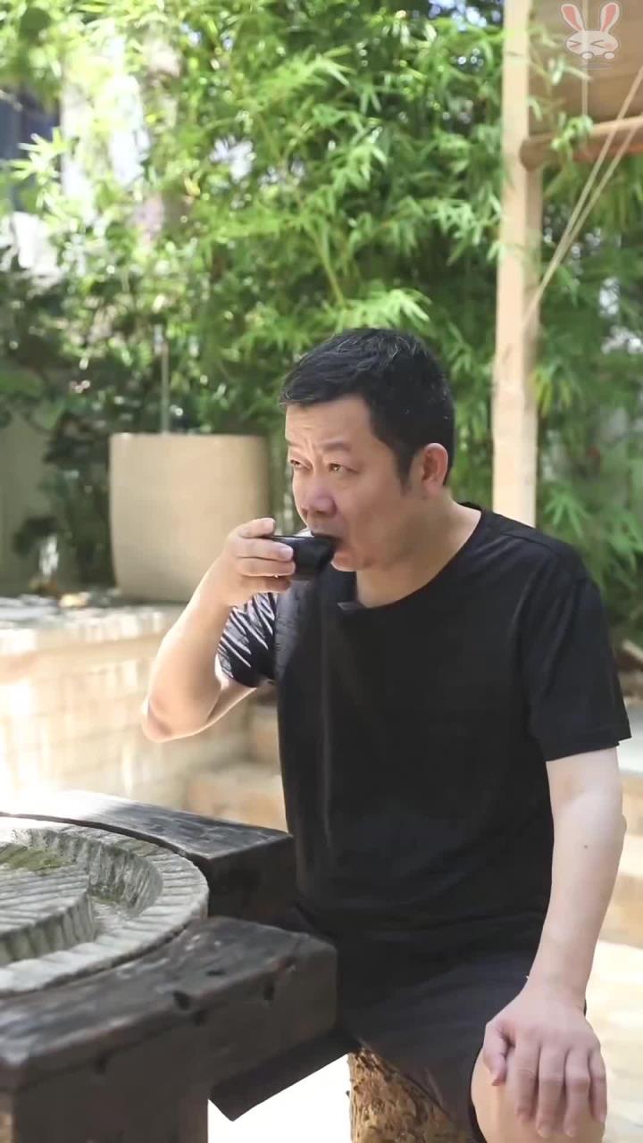 最近天气太热了!拿个罗汉果煲汤喝