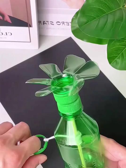 用饮料瓶给孩子做个简单又好玩的小风扇吧